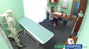 විශාල තට්ටු සහිත චබී ස්ලට් කම් පින්තාරු කරයි