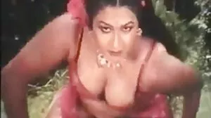 බේබ්: සරාගී බේබ් ජිල් කැසිඩි ඇගේ ප්‍රධානියාට අසභ්‍ය එච්ඩී හි කෙලවයි