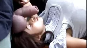 කුඩා Blonde යෞවන යෞවනියන් ශිෂේණයට ගොදුරු වේ