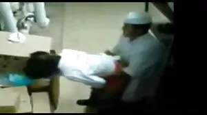 බෲනෙට් යොවුන් වියේ ඇනීටා බෙලිනි වෛද්‍යවරයා විසින් විශ්ලේෂණාත්මකව පරීක්‍ෂා කරන ලදී